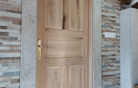 Porta maciza castaño vello